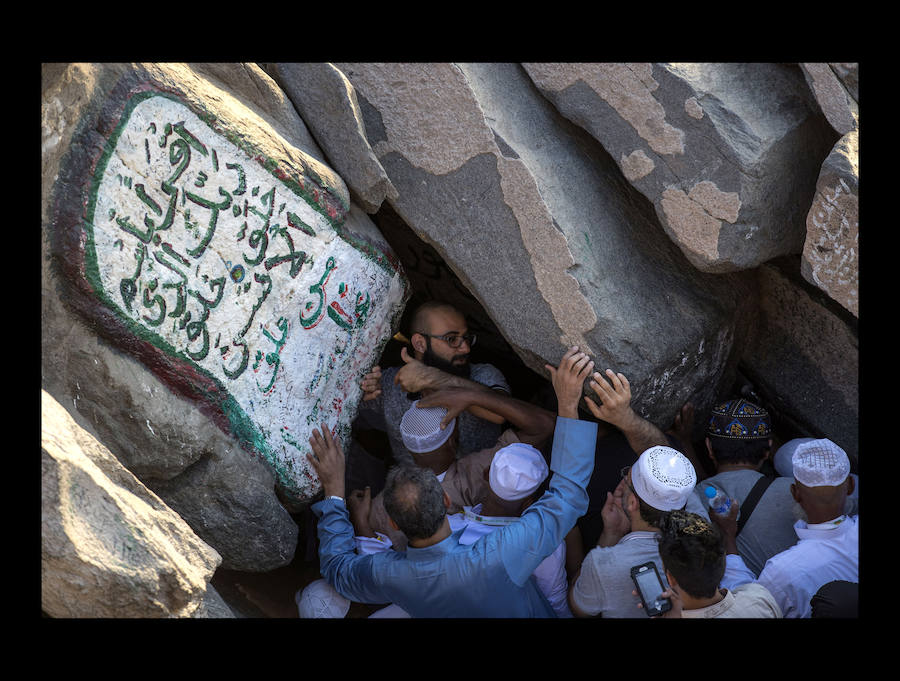 Peregrinos musulmanes visitan la cueva Hiraa durante la peregrinación a la Meca, Arabia Saudí, el pasado 15 de agosto. Se estima que alrededor de 2,5 millones de musulmanes llegarán hasta la ciudad santa del Islam para acudir al Día de Arafah, celebrado la víspera de Eid al-Adha, una de las dos festividades más importantes del mundo musulmán que se celebran cada año y que supone el inicio de la peregrinación a la Meca.