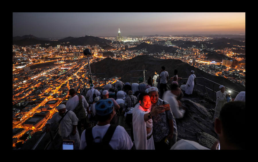 Peregrinos musulmanes visitan la cueva Hiraa durante la peregrinación a la Meca, Arabia Saudí, el pasado 15 de agosto. Se estima que alrededor de 2,5 millones de musulmanes llegarán hasta la ciudad santa del Islam para acudir al Día de Arafah, celebrado la víspera de Eid al-Adha, una de las dos festividades más importantes del mundo musulmán que se celebran cada año y que supone el inicio de la peregrinación a la Meca.