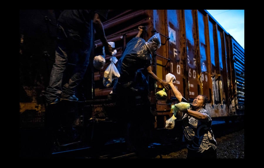 «24 horas con migrantes en México» un ensayo fotográfico de 47 imágenes, tomadas el 10 de agosto de 2018 presentando a los migrantes en búsqueda de su «sueño americano» arriesgando sus vidas a través del territorio mexicano - Desde la frontera sur con Guatemala hasta la frontera norte con Estados Unidos.