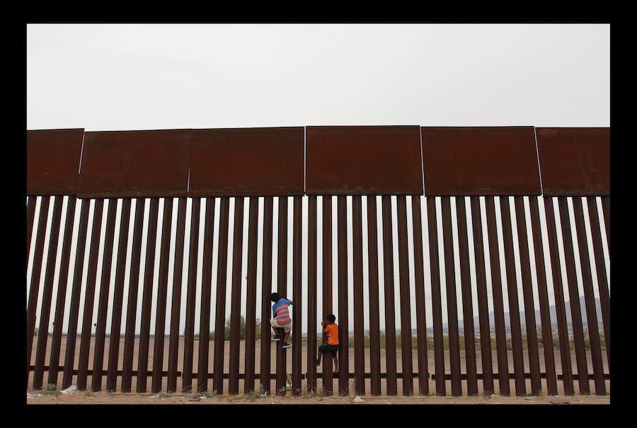«24 horas con migrantes en México» un ensayo fotográfico de 47 imágenes, tomadas el 10 de agosto de 2018 presentando a los migrantes en búsqueda de su «sueño americano» arriesgando sus vidas a través del territorio mexicano - Desde la frontera sur con Guatemala hasta la frontera norte con Estados Unidos.