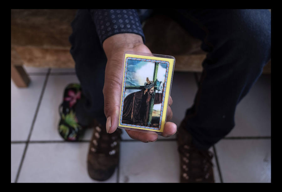 «24 horas con migrantes en México» un ensayo fotográfico de 47 imágenes, tomadas el 10 de agosto de 2018 presentando a los migrantes en búsqueda de su «sueño americano» arriesgando sus vidas a través del territorio mexicano - Desde la frontera sur con Guatemala hasta la frontera norte con Estados Unidos.