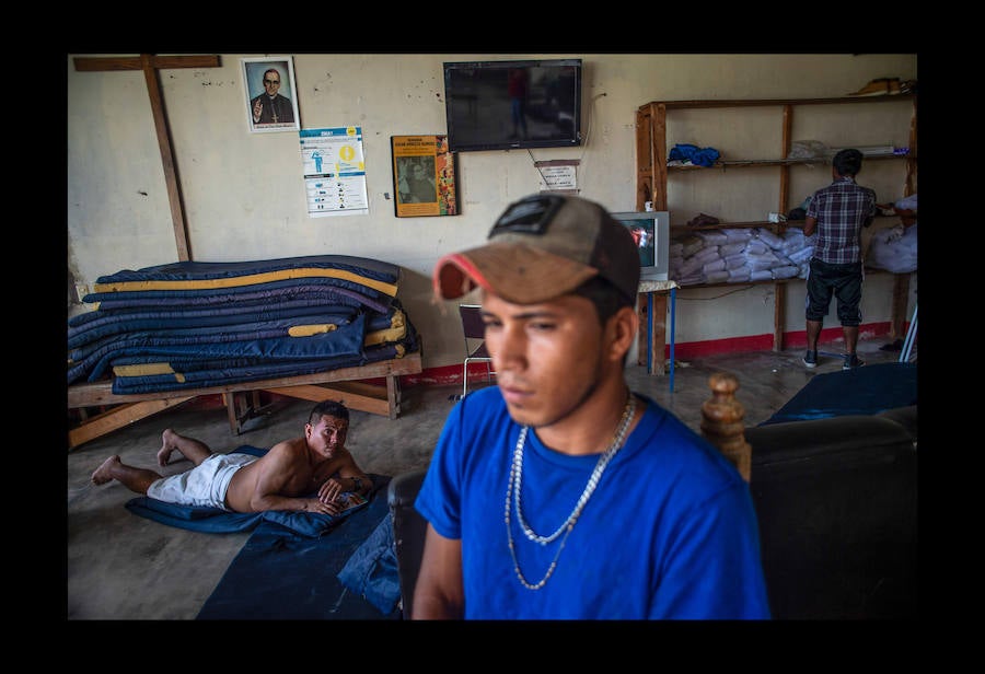 «24 horas con migrantes en México» un ensayo fotográfico de 47 imágenes, tomadas el 10 de agosto de 2018 presentando a los migrantes en búsqueda de su «sueño americano» arriesgando sus vidas a través del territorio mexicano - Desde la frontera sur con Guatemala hasta la frontera norte con Estados Unidos.