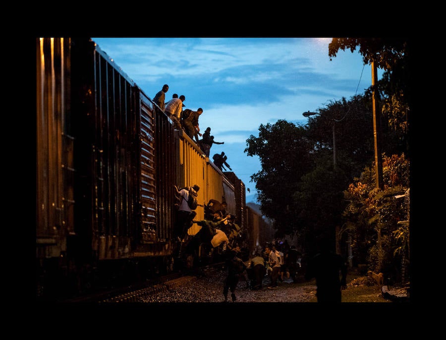 «24 horas con migrantes en México» un ensayo fotográfico de 47 imágenes, tomadas el 10 de agosto de 2018 presentando a los migrantes en búsqueda de su «sueño americano» arriesgando sus vidas a través del territorio mexicano - Desde la frontera sur con Guatemala hasta la frontera norte con Estados Unidos.