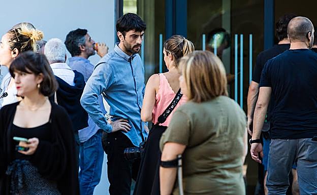 Javier Rey habla con parte del equipo durante una pausa del rodaje en San Martín.