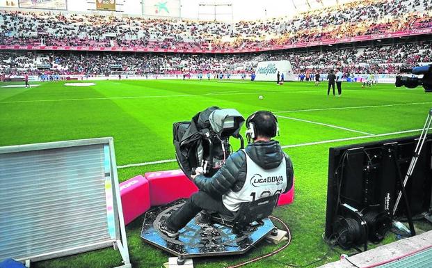 Retransmisión de un partido de fútbol de la Liga española.