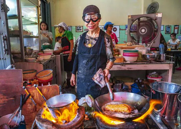 Jay Fai cocina con sus icónicas gafas de esquiadora.