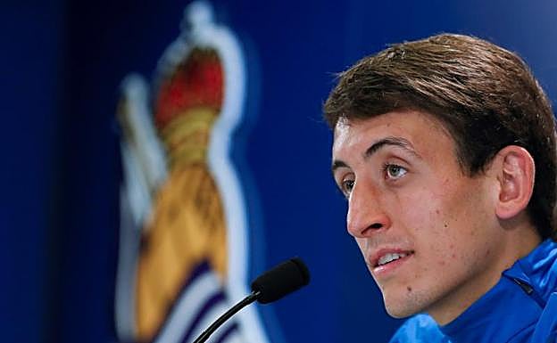 Oyarzabal, en el anuncio de su renovación con la Real.