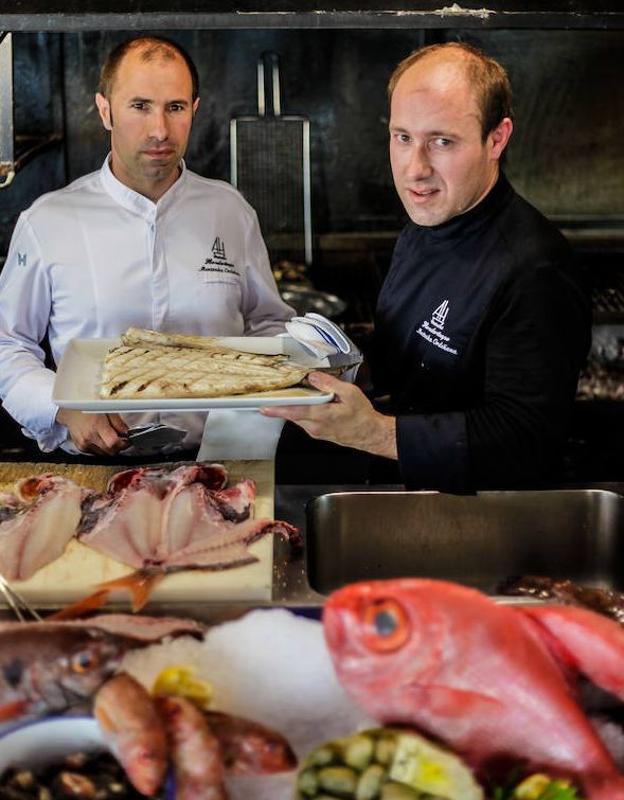 Iker y Jon Mentxaka, jefe de sala y cocinero del asador Hondartzape (Gorliz).