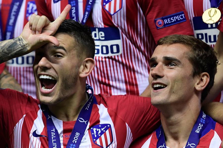 El equipo rojiblanco se proclamó campeón de la Supercopa de Europa y celebró el título delante de su afición en el césped de Tallin