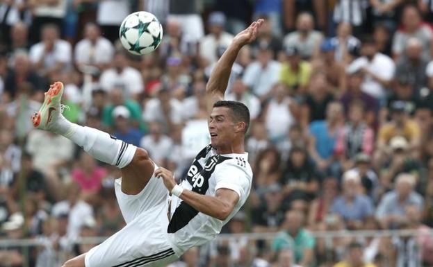 Cristiano Ronaldo ejecuta una chilena durante el partido que midió a la Juventus con su filial. 