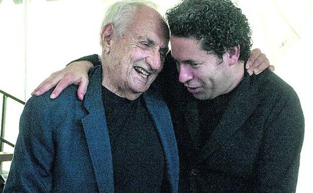 Gehry y Dudamel se abrazan ante la maqueta del centro. 