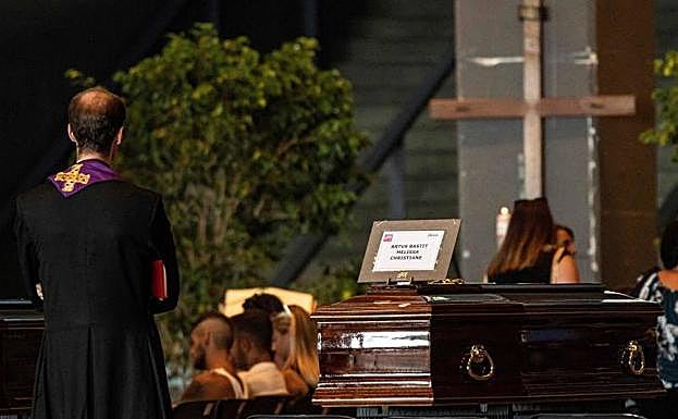 Un funeral celebrado para varias víctimas del accidente en Génova. 