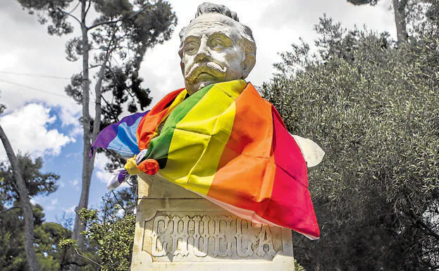 La única estatua dedicada al compositor Federico Chueca en Madrid. Luce una bandera de arcoiris. 