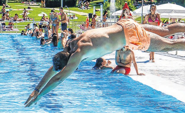 Un joven se lanza a la piscina de Mendizorroza en uno de los pocos días con sol de este mes.