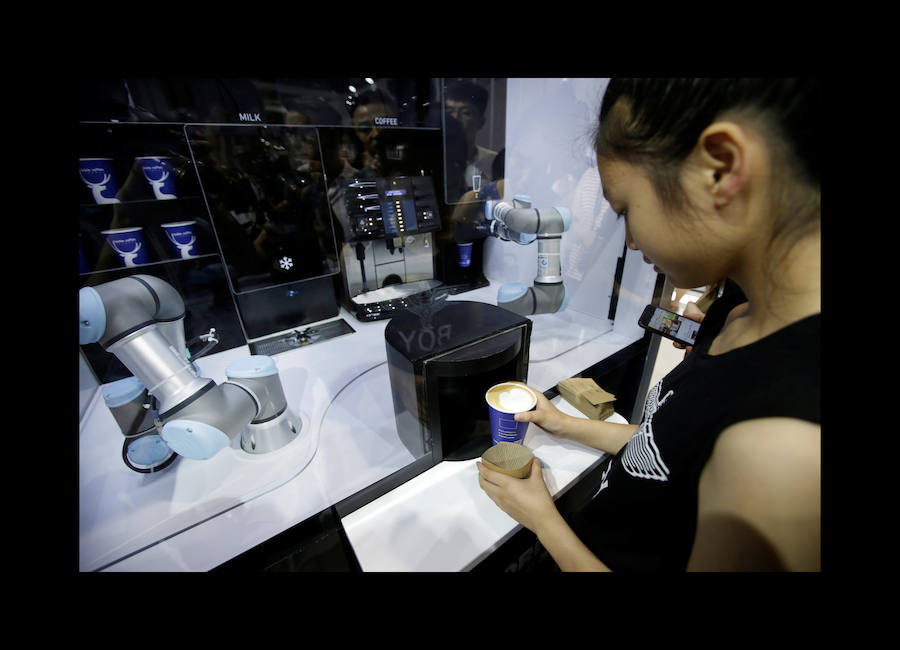 Las máquinas presentadas en la Conferencia Mundial de Robots, que se está llevando a cabo del 5 al 19 de agosto en Pekín (China), son capaces de preparar cocteles, tocar instrumentos musicales y hasta jugar al fútbol