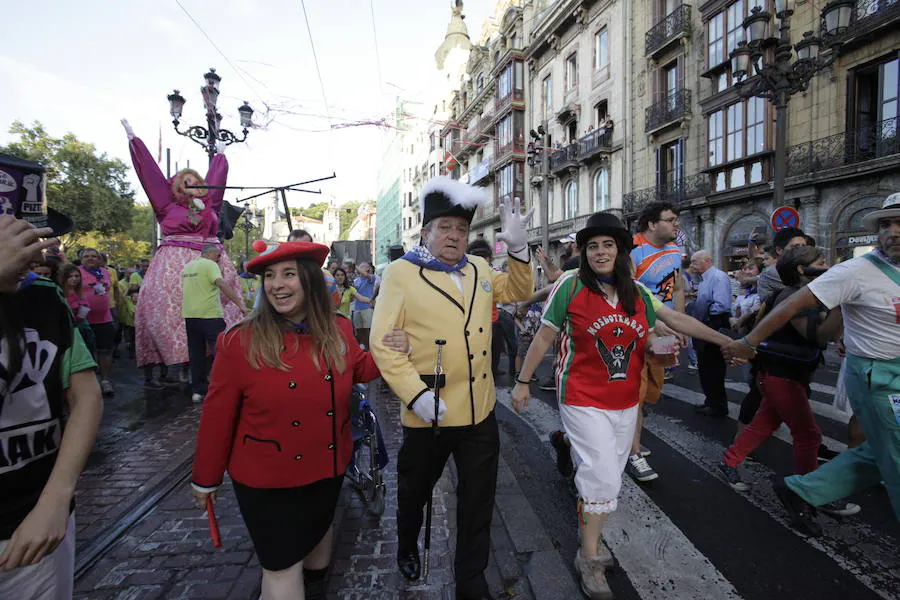 Bilbao ya está de fiesta y se nota en el ambiente. Las txosnas están llenas de gente con muchas ganas de pasarlo bien.