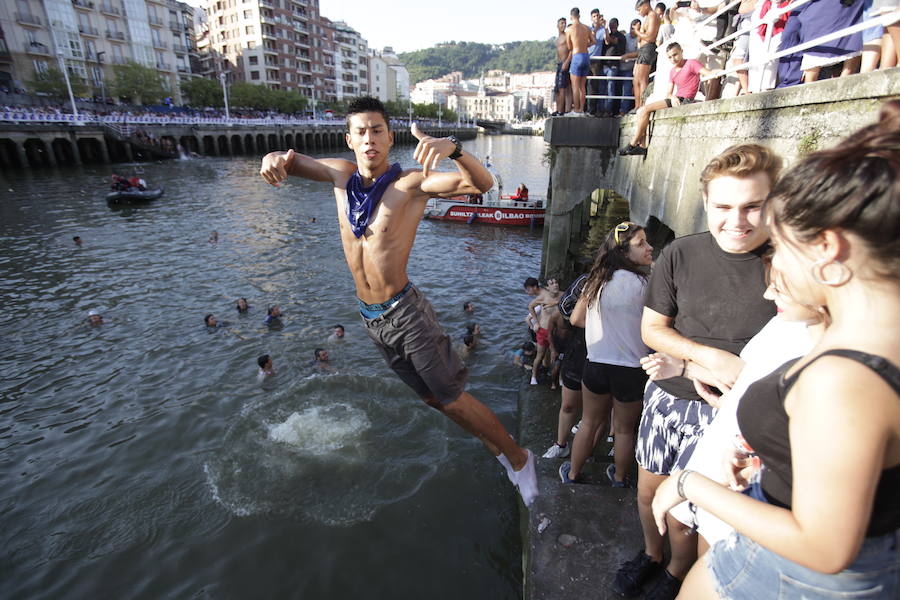 Fotos: Aste Nagusia 2018: Tras el txupin... chapuzón en la Ría de Bilbao