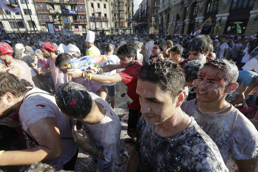 Fotos: Aste Nagusia 2018: Tras el txupin... chapuzón en la Ría de Bilbao
