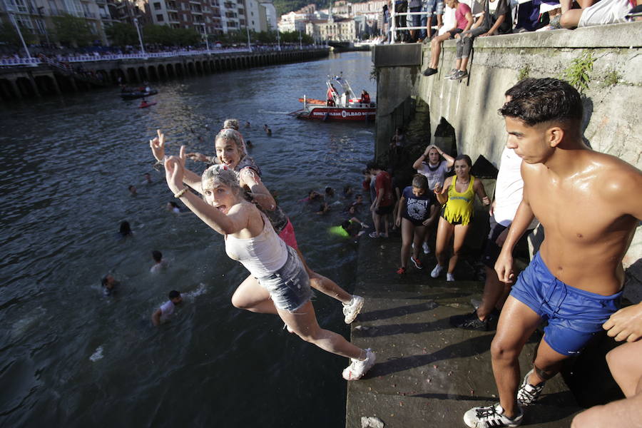 Fotos: Aste Nagusia 2018: Tras el txupin... chapuzón en la Ría de Bilbao
