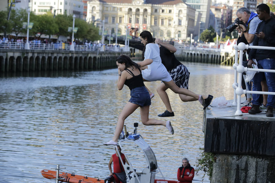 Fotos: Aste Nagusia 2018: Tras el txupin... chapuzón en la Ría de Bilbao