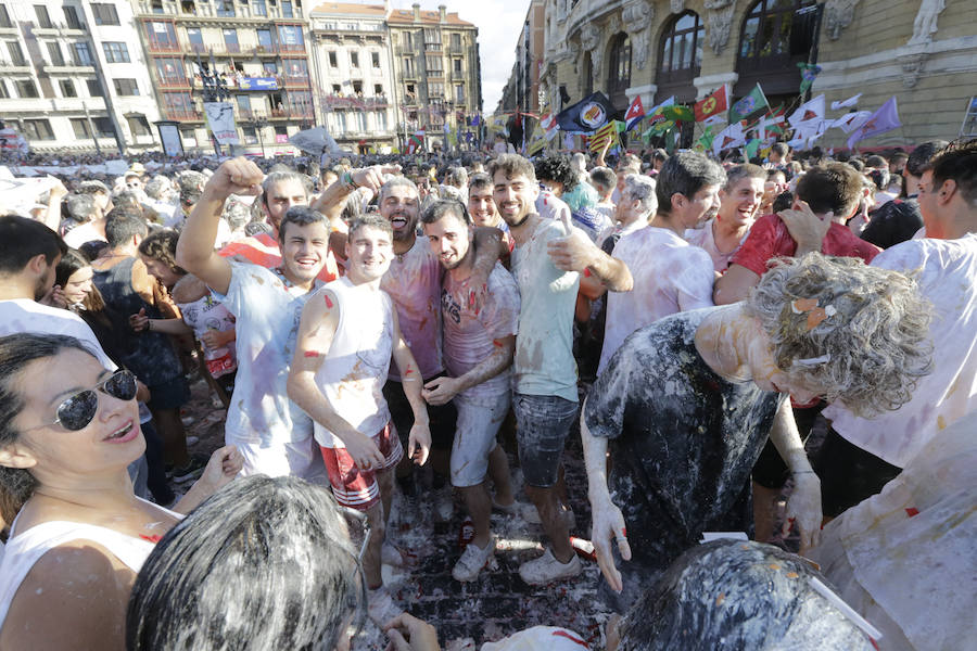 Fotos: Aste Nagusia 2018: Tras el txupin... chapuzón en la Ría de Bilbao