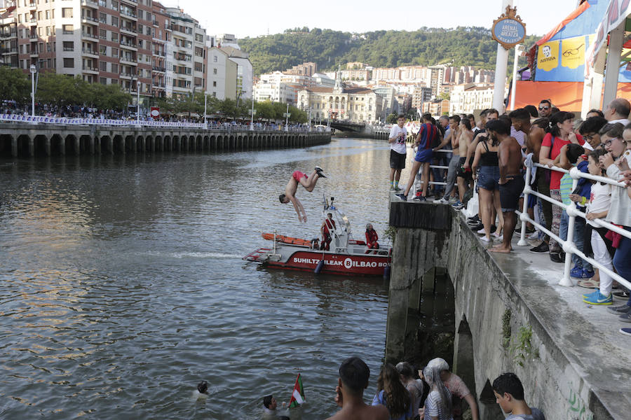 Fotos: Aste Nagusia 2018: Tras el txupin... chapuzón en la Ría de Bilbao