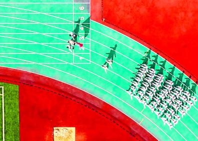 Imagen secundaria 1 - 1. 'Día de honores'. Este desfile sobre una pista de atletismo resultó finalista en el apartado de Gente. Por Xiaoxiao liu / 2. 'El Ángel'. El salto en blanco y negro de este nadador mereció un puesto como finalista en Deporte. La foto fue sacada por Luis Alonso Jiménez Silva.