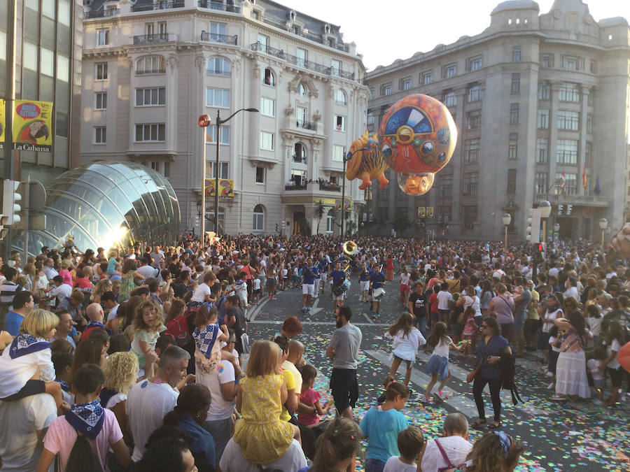 Fotos: El desfile de la ballena congrega a cientos de personas