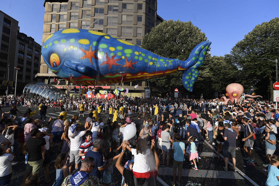 Fotos: El desfile de la ballena congrega a cientos de personas