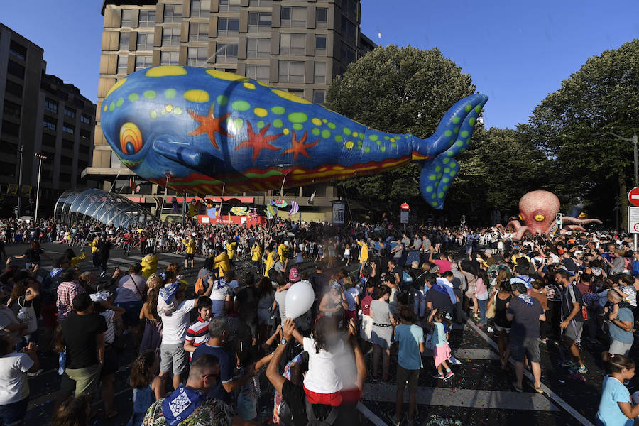 Fotos: El desfile de la ballena congrega a cientos de personas