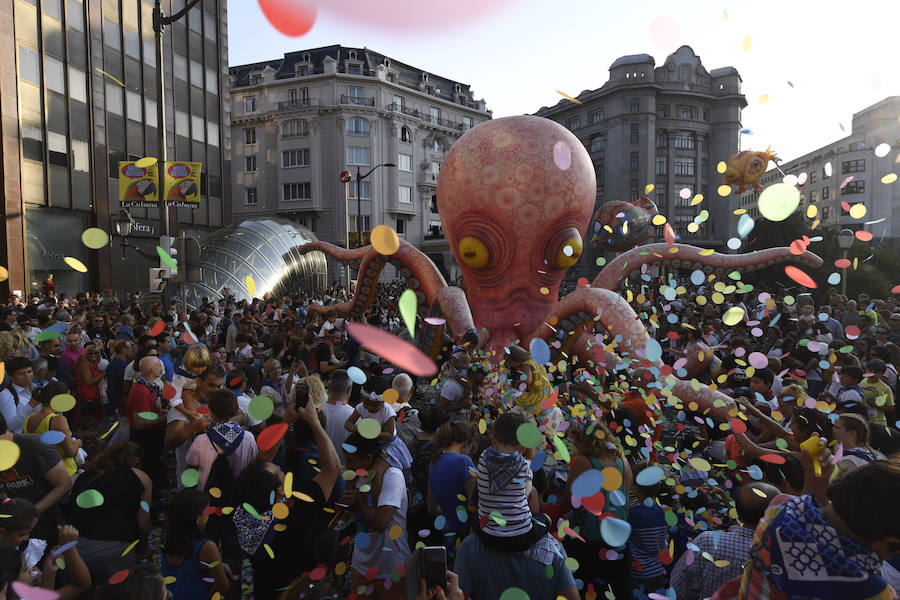 Fotos: El desfile de la ballena congrega a cientos de personas