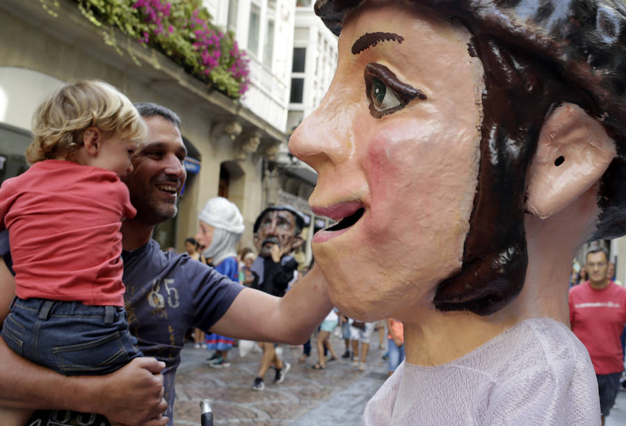 Fotos: Las familias se divierten en el pasacalles de gigantes y cabezudos de la Aste Nagusia
