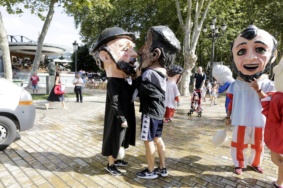 Fotos: Las familias se divierten en el pasacalles de gigantes y cabezudos de la Aste Nagusia