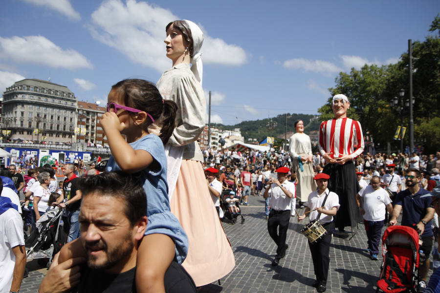 Fotos: Las familias se divierten en el pasacalles de gigantes y cabezudos de la Aste Nagusia