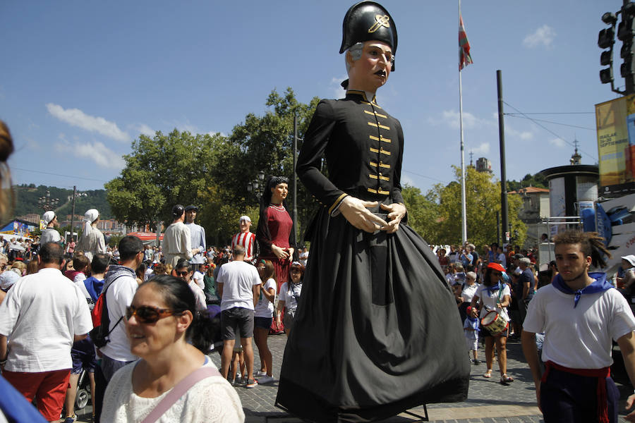 Fotos: Las familias se divierten en el pasacalles de gigantes y cabezudos de la Aste Nagusia