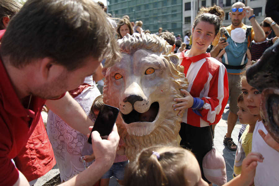 Fotos: Las familias se divierten en el pasacalles de gigantes y cabezudos de la Aste Nagusia
