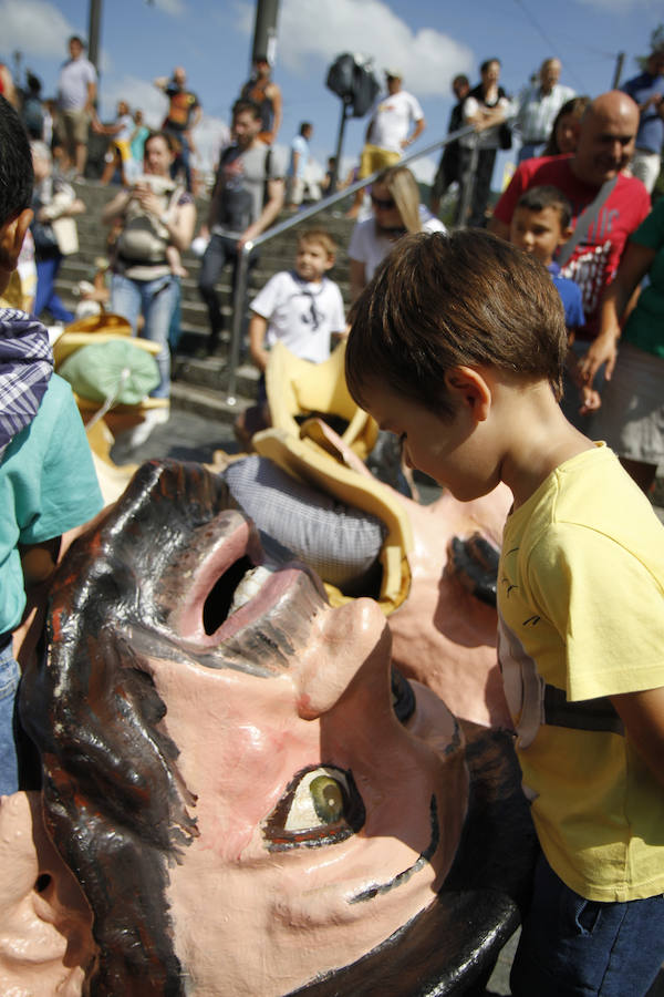 Fotos: Las familias se divierten en el pasacalles de gigantes y cabezudos de la Aste Nagusia