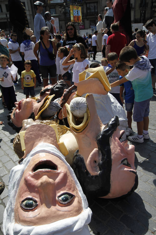 Fotos: Las familias se divierten en el pasacalles de gigantes y cabezudos de la Aste Nagusia