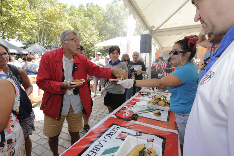 Fotos: Reparto de pintxos este mediodía en el Arenal
