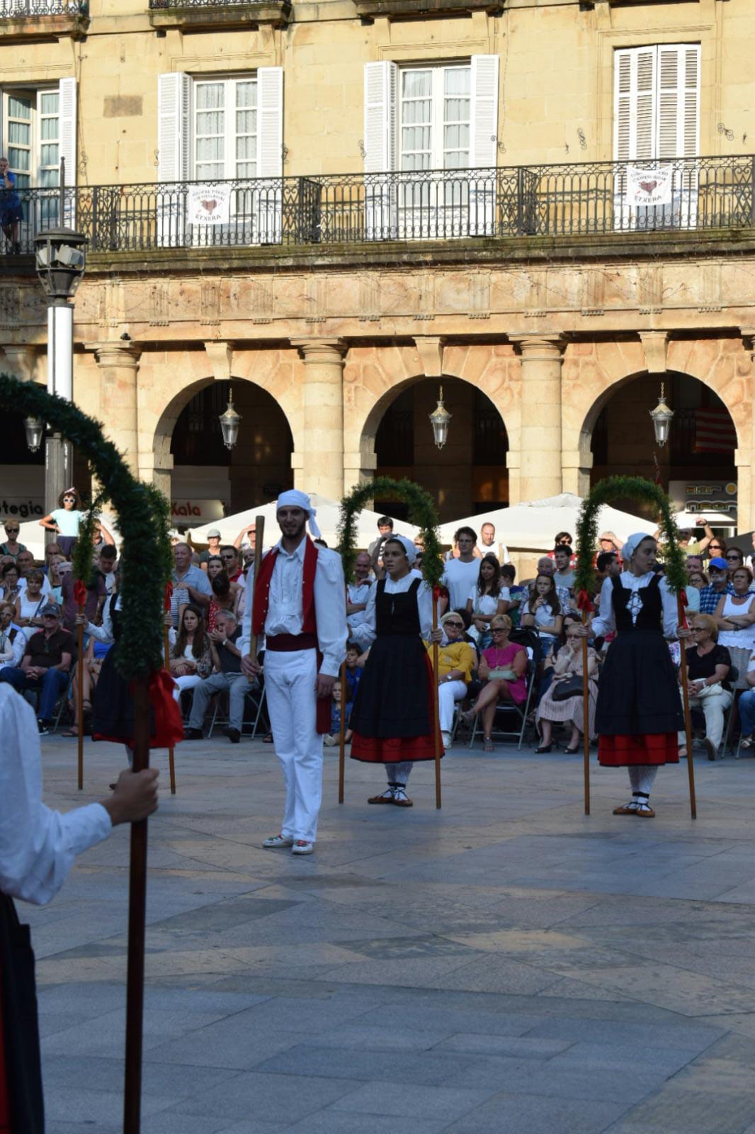 Este lunes de Aste Nagusia el grupo Goialde de Erandio ha bailado danzas vascas en la Plaza Nueva