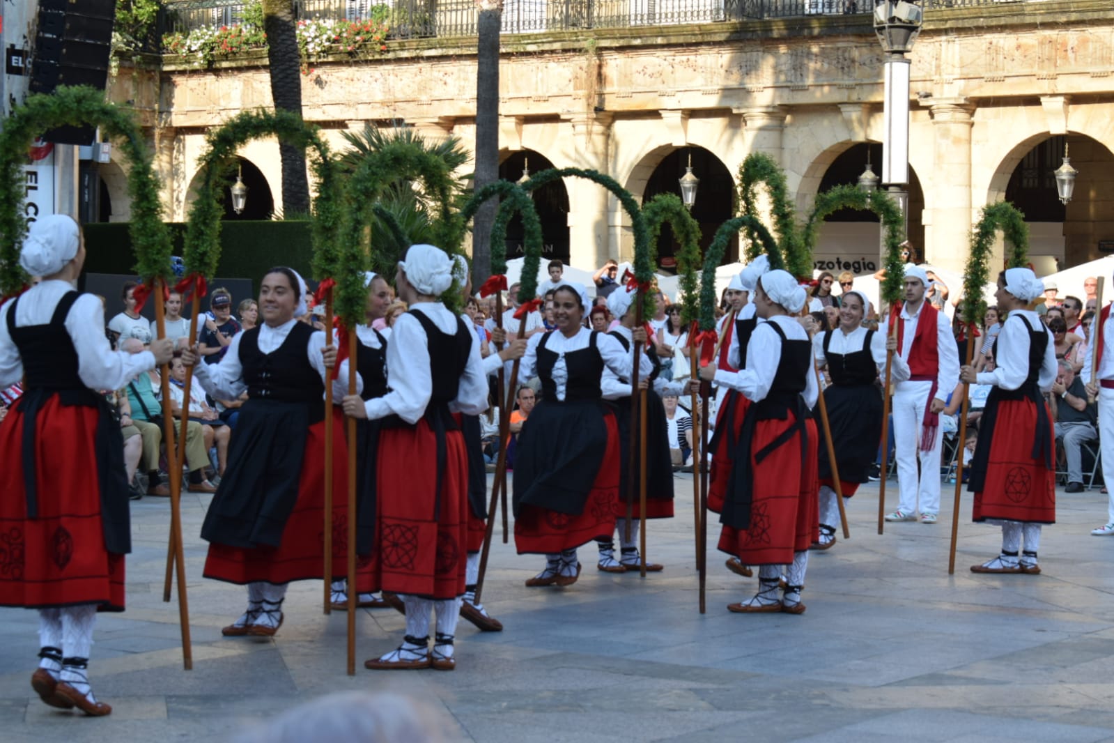 Este lunes de Aste Nagusia el grupo Goialde de Erandio ha bailado danzas vascas en la Plaza Nueva