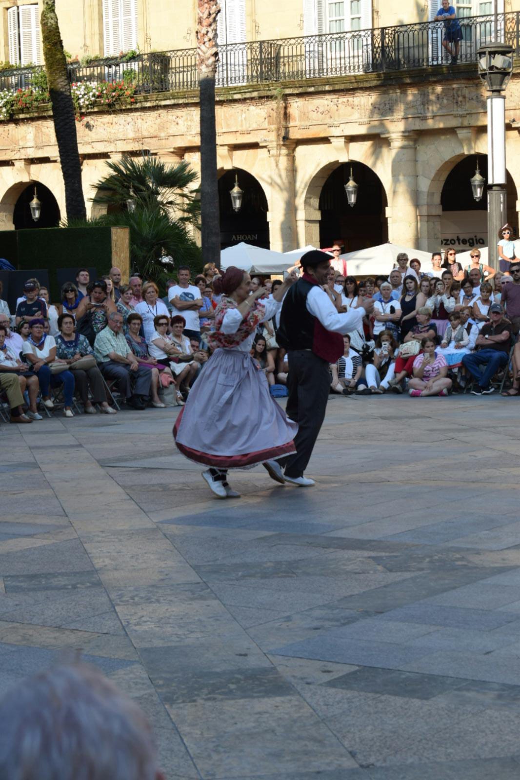 Este lunes de Aste Nagusia el grupo Goialde de Erandio ha bailado danzas vascas en la Plaza Nueva