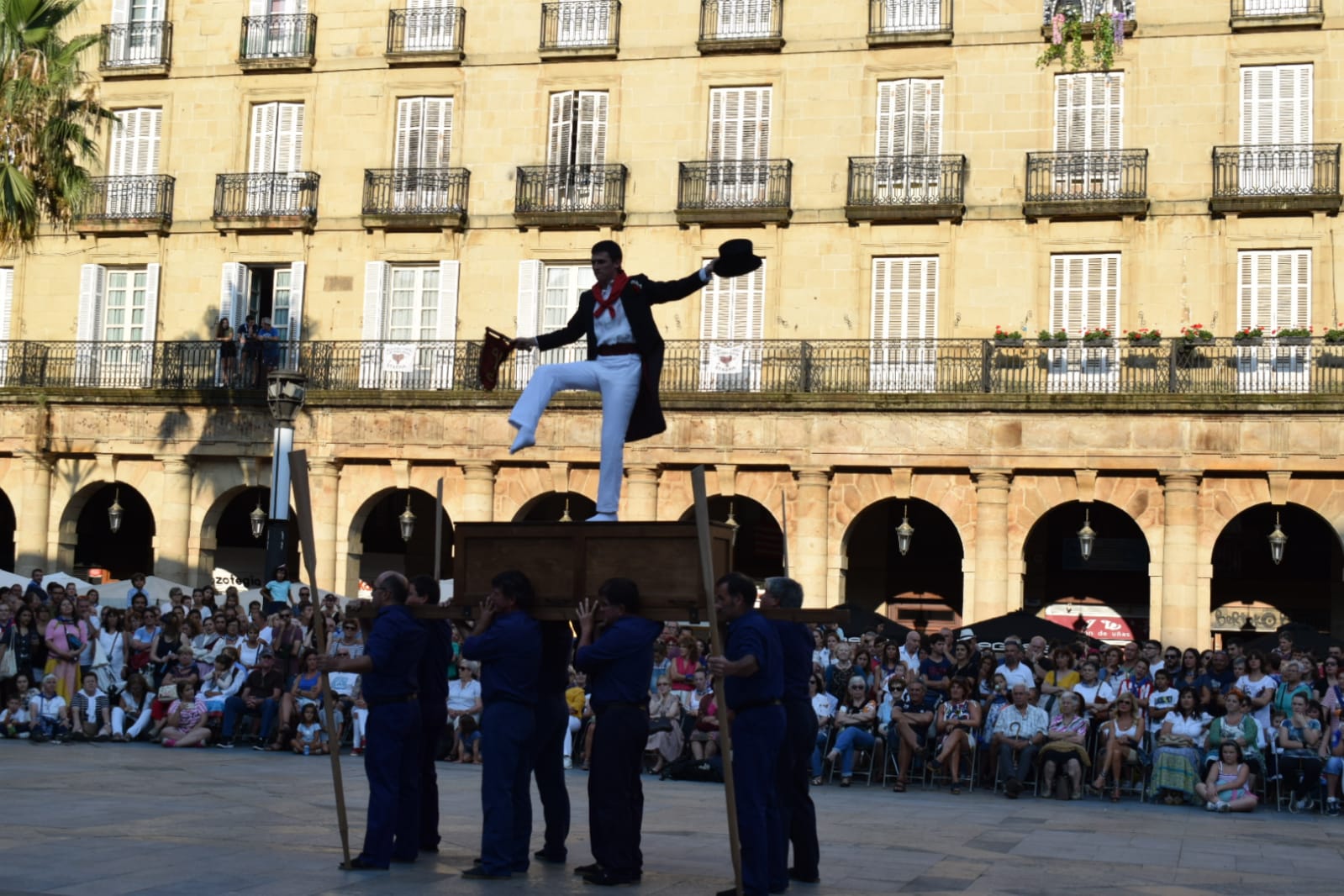 Este lunes de Aste Nagusia el grupo Goialde de Erandio ha bailado danzas vascas en la Plaza Nueva