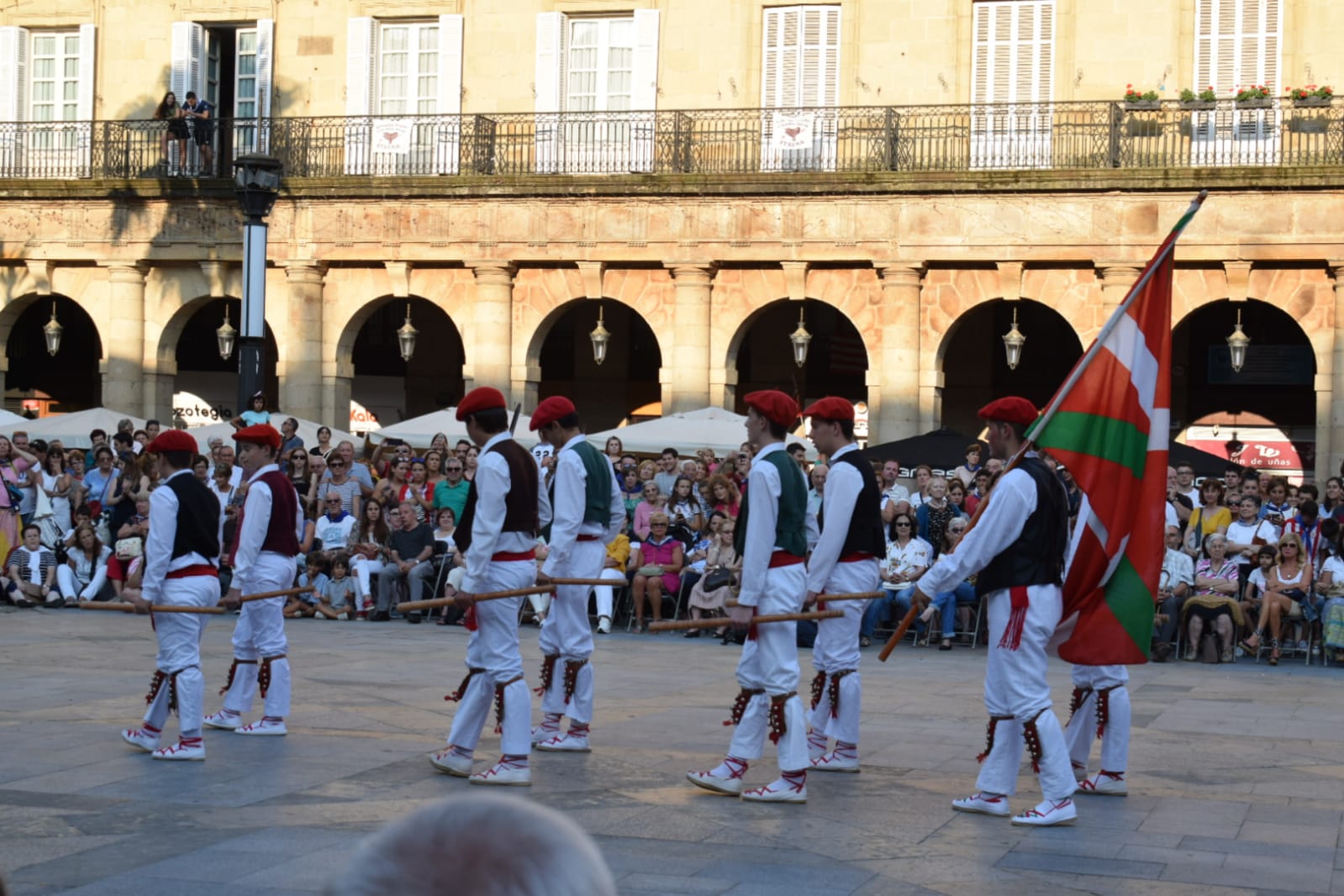 Este lunes de Aste Nagusia el grupo Goialde de Erandio ha bailado danzas vascas en la Plaza Nueva
