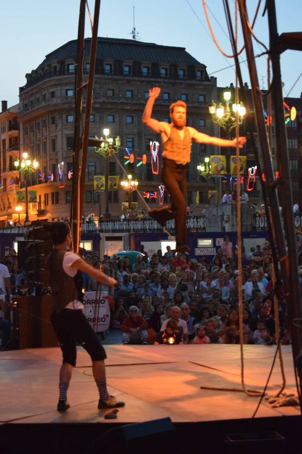 Fotos: Gran ambiente en el teatro callejero de Aste Nagusia