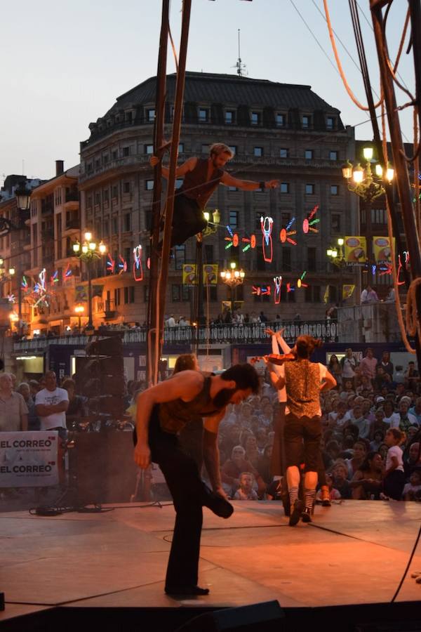 Fotos: Gran ambiente en el teatro callejero de Aste Nagusia