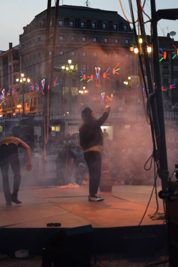 Fotos: Gran ambiente en el teatro callejero de Aste Nagusia