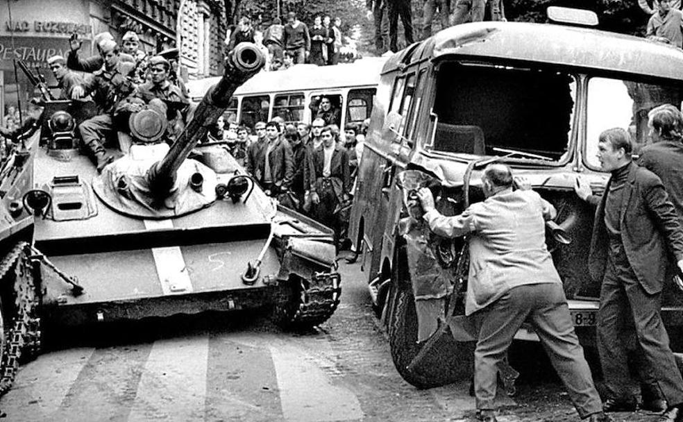 Resistencia. Los ciudadanos de Praga trataron de frenar el avance de los tanques del Pacto de Varsovia, pero todos sus esfuerzos fueron inútiles.