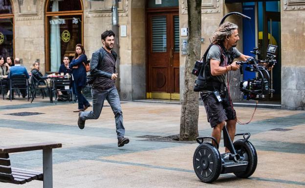 El actor Javier Rey, protagonista de 'El silencio de la ciudad blanca', corre por la calle Dato.