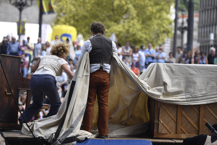 Este martes de Aste Nagusia el teatro de calle ha vuelto a triunfar entre los bilbaínos
